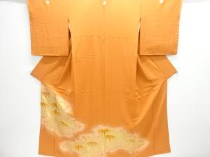 未使用品　仕立て上がり　絞り逆雲取りに竹模様刺繍三つ紋色留袖(比翼衿付き)